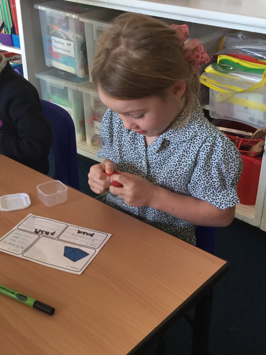 CarrdusYear1's tweet photo. Today we enjoyed exploring the properties of 3D shapes by making them with play dough! #carrdusschool https://t.co/3KAyoLysNA