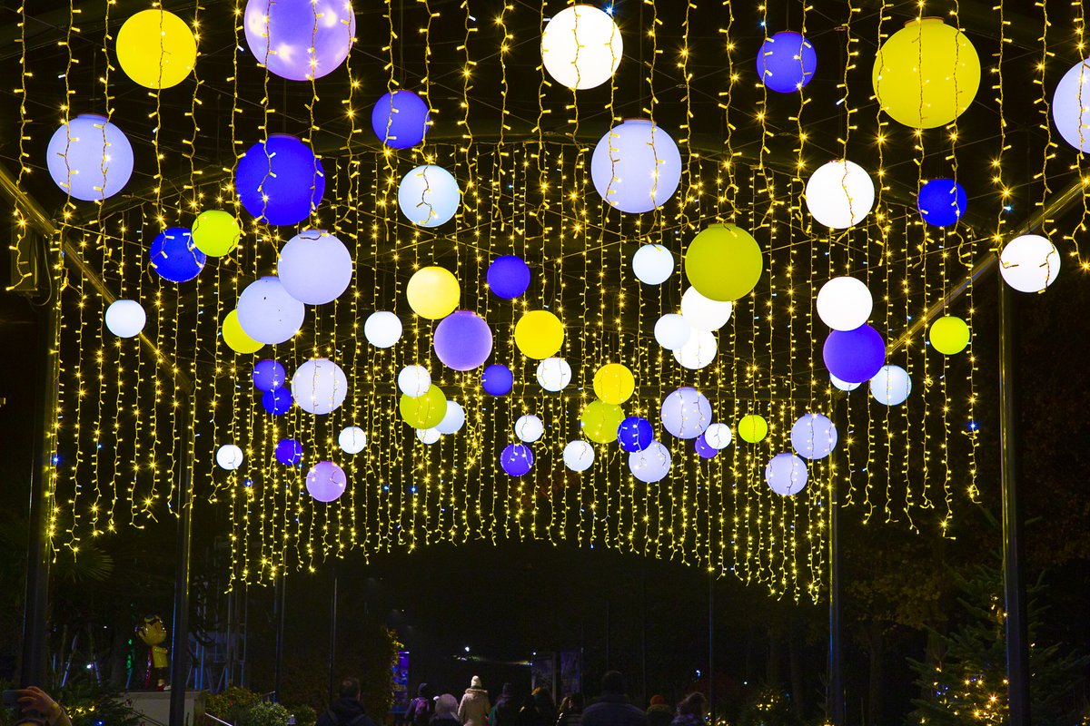 futuroscope's tweet image. Le parc a revêtu ses habits de lumière pour vous accueillir, tous les jours à partir de demain ✨