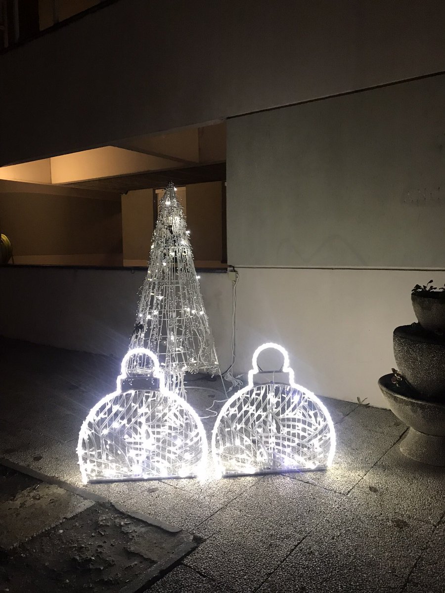 Le site des Abondances et du Rouvray se parent de leurs plus beaux habits lumineux pour les fêtes de fin d’année ! Un émerveillement à tous les âges 🎄🎅🏼🎁 Très belles fêtes à tous nos patients, résidents, familles, professionnels, bénévoles et visiteurs ! #NOEL2022