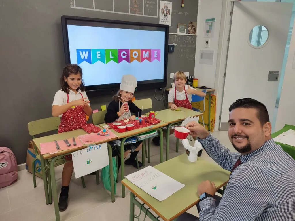CEUAndalucia's tweet photo. Alumnos de Educación Primaria del Colegio #CEU San Pablo #Sevilla participan en el proyecto Welcome to our restaurant https://t.co/9Yx2vCPgxC @Colegios_CEU https://t.co/XswPpD2pMj