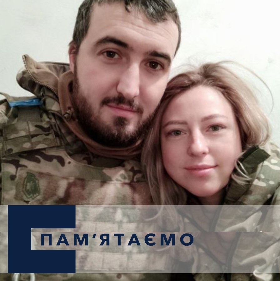 veteranfundua's tweet photo. Це — Алла та Віталій Тараніни. Подружжя загинуло на “Азовсталі”.
Віталій помер 15 квітня — лежав із пораненням у госпіталі, на який росіяни скинули бомбу. Через три тижні, 8 травня, там же загинула і його дружина - внаслідок ворожого авіаудару. https://t.co/mMVSaityOd