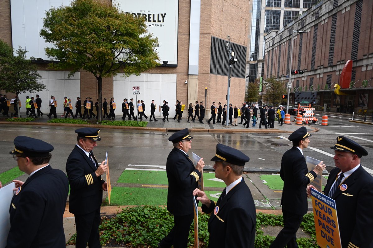 United Airlines Pilots tweet media