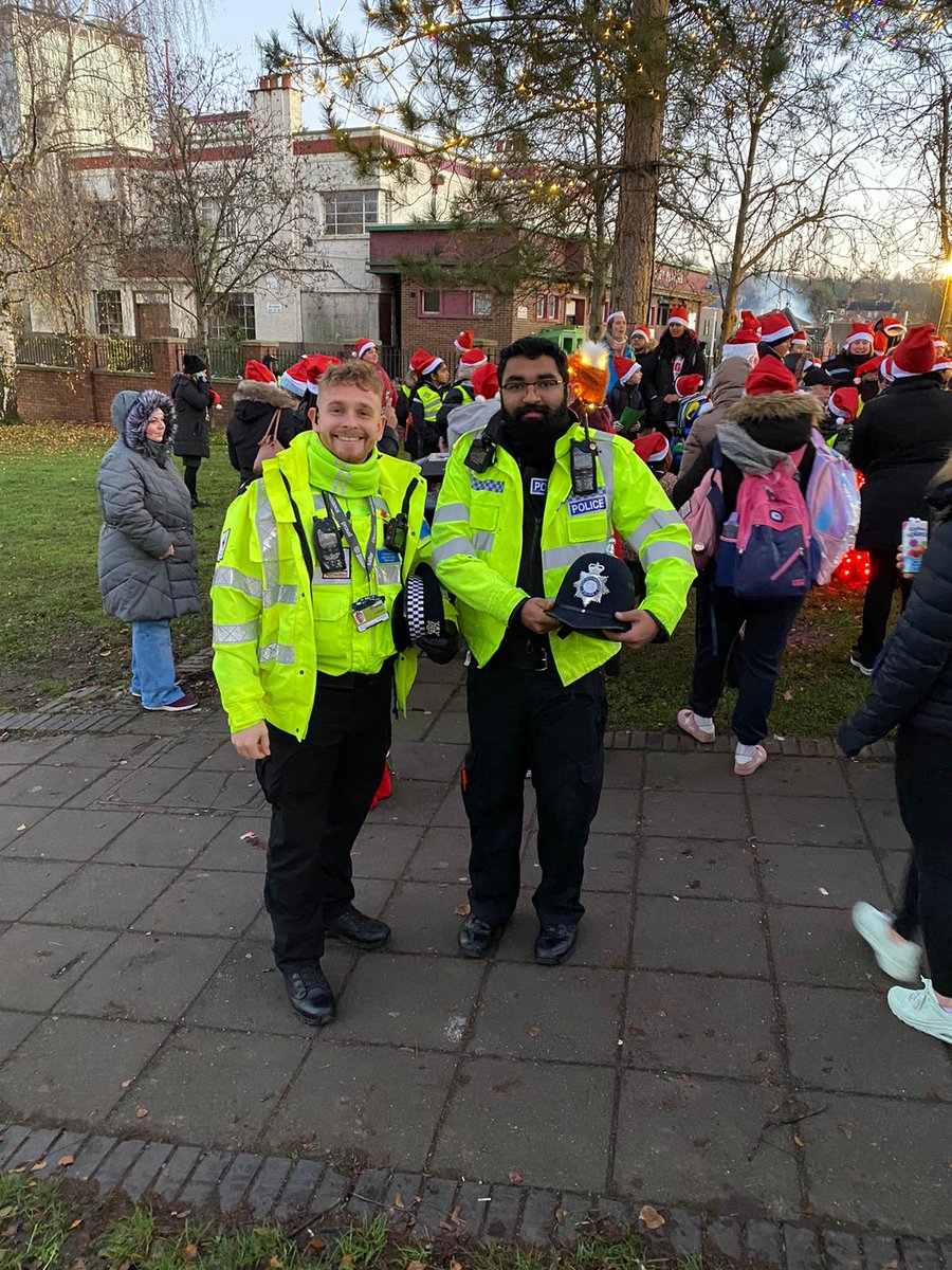 CPO Green and PC Sharma have attended the Hyson Green Christmas light switch on this evening! Lots of people braved the cold to join in the festivities 🎄#partnershipworking #engagement @RadfordRdCops