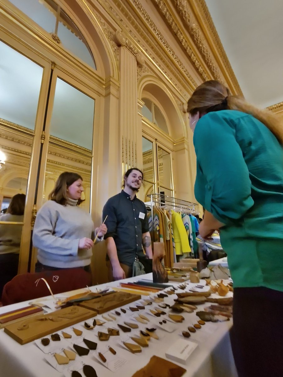 Deux travailleurs indépendants accompagnés par <a href="/germinal_fr/">Association Germinal</a> etaient présents aujourd'hui au marché de #Noel #durable organisé par <a href="/MarleneSchiappa/">🇫🇷 MarleneSchiappa</a>. Merci pour la valorisation de leur travail <a href="/GroupeSOS/">Groupe SOS</a> <a href="/JMBorello/">Jean-Marc Borello</a> @ppageot <a href="/EricBalmier/">Eric Balmier</a> <a href="/Samia_Darani/">Samia DARANI</a> <a href="/KSanouillet/">Karine Sanouillet</a> <a href="/HarmonieSala/">Harmonie Sala Guinard</a>