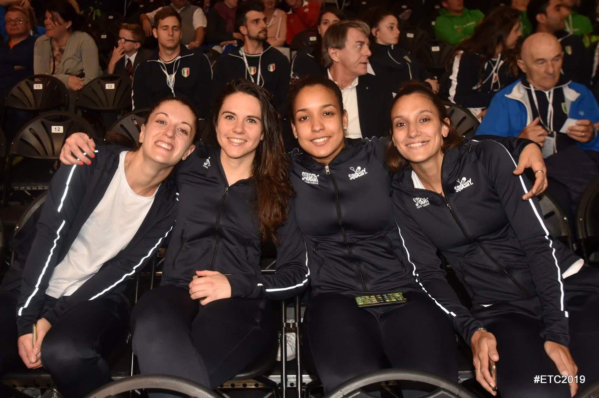 FFSquash's tweet photo. Le championnat du monde féminin par équipe débute samedi au Caire : boostées par la présence de Camille Serme et @ColineAumard, récemment retirées du circuit PSA, les 🇫🇷 espèrent monter sur le podium comme en 2016 et 2018. Présentation à lire sur : https://t.co/3o070QE06K https://t.co/GyhsoFmqhe