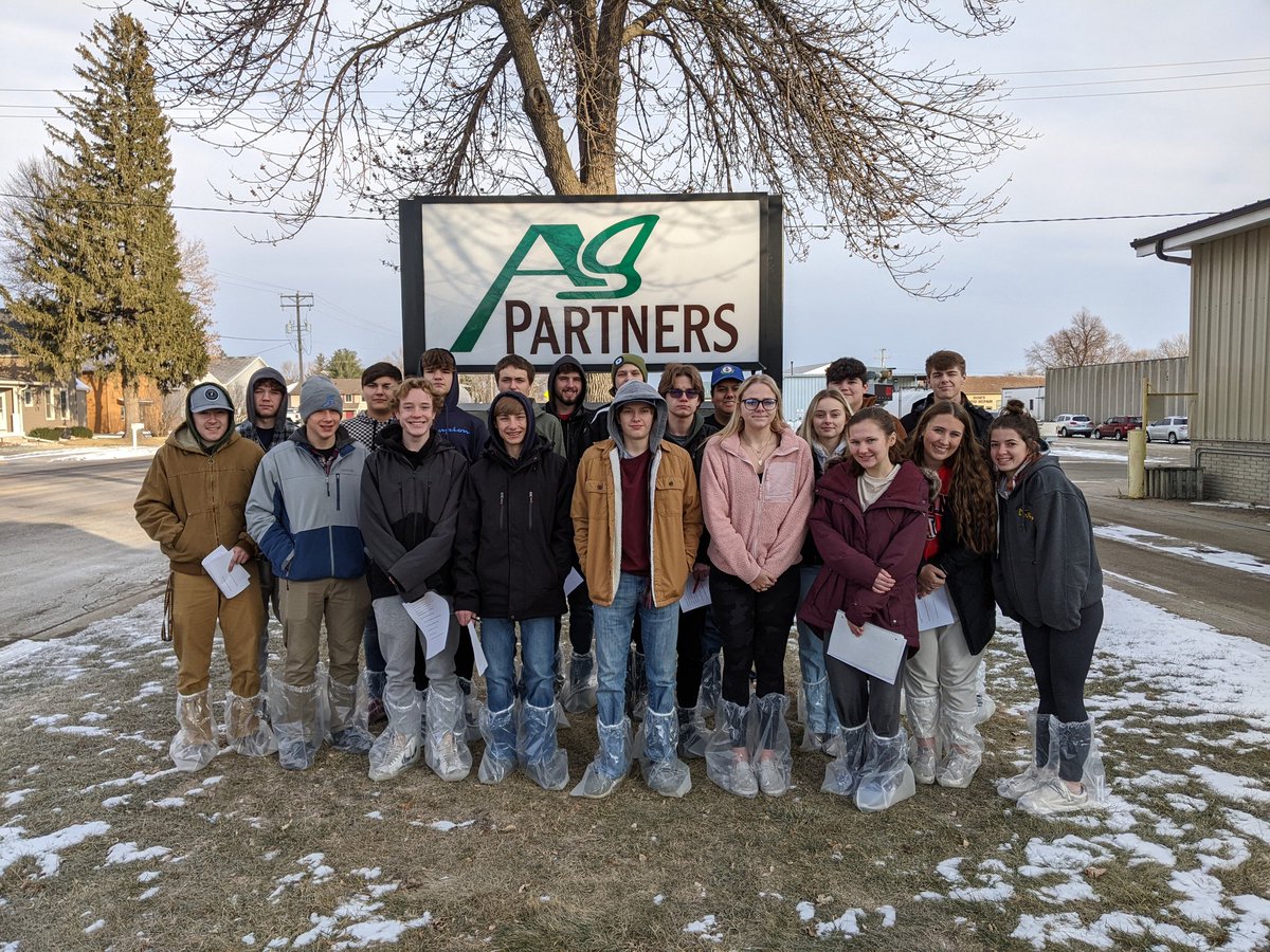 LPagel2017's tweet photo. Thank you to @AgPartnersCoop in Pine Island and Brian Schafer for touring the K-M Large Animal Class through the facility and answering our questions. Great experience for students to learn about feeds and cooperatives! https://t.co/uVCSuO8NBx