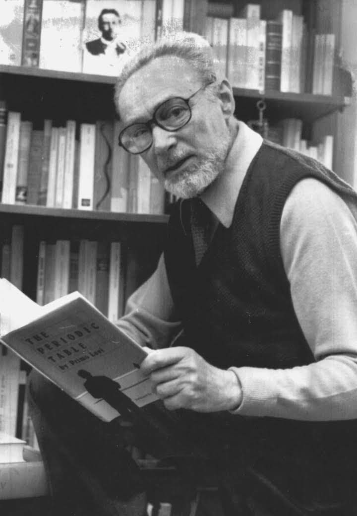 Siamo qui per questo, per sbagliare e correggerci, per incassare colpi e renderli. Non ci si deve mai sentire disarmati

Primo Levi 'Il sistema periodico - Nichel'

#NelLibroDellaVita
a #CasaLettori

📷Primo Levi con l'edizione inglese del suo libro (The periodic table) 1984