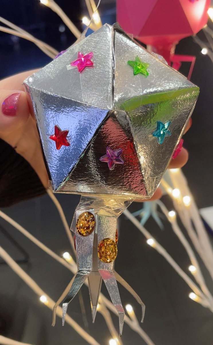 wuzeichuan's tweet photo. Feel glad to be part of the #MicrobialPuppetMaster #MicroCosmic team, exhibited at #Lightwaves2022 😆 Making the phage model is difficult than it looks like. Couldn’t stop thinking the wonder of life (maybe semi-life)…the assembly procedure done “automatically” within a host. https://t.co/DpdunndD9h