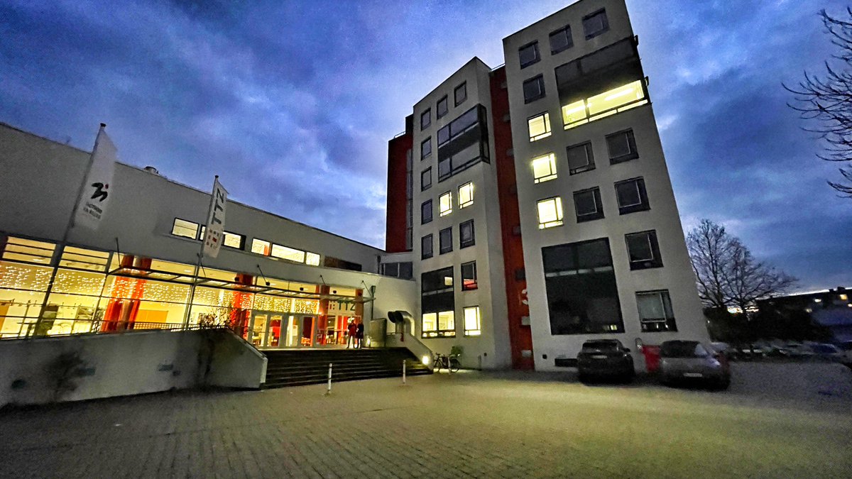 thomaswinzer's tweet photo. Hier war ich lange nicht mehr. Mein ehemaliges Büro ist das erleuchtete Zimmer rechts oben im Turm. #SoftwareCenter https://t.co/udK2ENFcnj