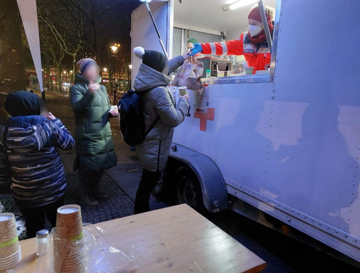 drk_szberlin's tweet photo. Wir waren am Samstag in #Steglitz auf der Straße: haben über unsere #Winterhilfe informiert, heiße Suppe+Getränke verteilt und Lebensmitteltüten von @BerlinerTafel ausgegeben. #Danke #DRK Zur langfristigen Fortführung der Aktion benötigen wir Ihre #Spende: https://t.co/R9LdUgvR08 https://t.co/upwJvYqWlF