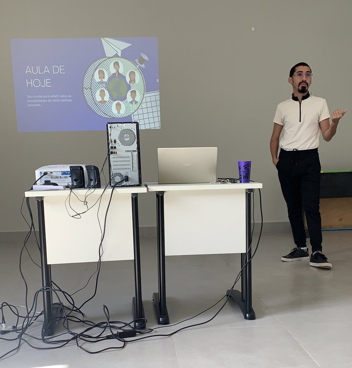 profpedromota's tweet photo. Gênero e Sexualidade como abordagem conceitual e metodológica para o ensino de Geografia.

Aula dada para alunos do oitavo semestre em Geografia do IFPA. Uma emoção poder falar sobre algo que gosto em um ambiente que me sinto em casa, a sala de aula. https://t.co/GQDFNKTjSA