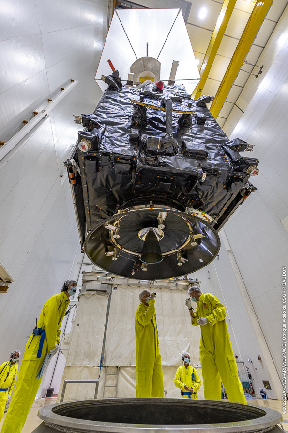 There, in the dark of the #Ariane5 rocket fairing, lies #MTGI1... ready to weather any storm⚡️

The first satellite of <a href="/eumetsat/">EUMETSAT</a>'s Meteosat Third Generation constellation has been encapsulated inside its rocket. 
🚀🛰️Launch ➡️ 13 December 

esa.int/Applications/O…