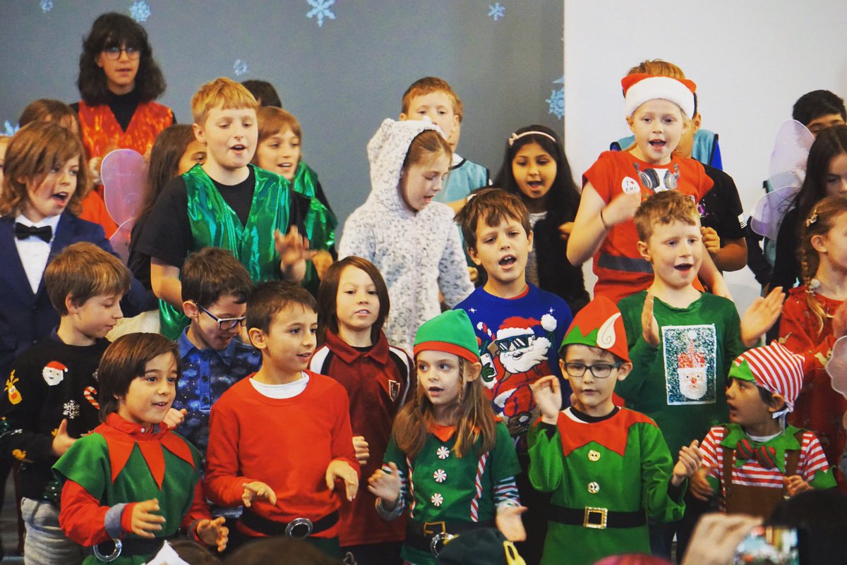 This time last year, an extraordinary performance. Just what do we have in store for tomorrow’s extravaganza? Clues? 👽🚀👩‍🚀🎅🎄🎄#confidentcurioushappy