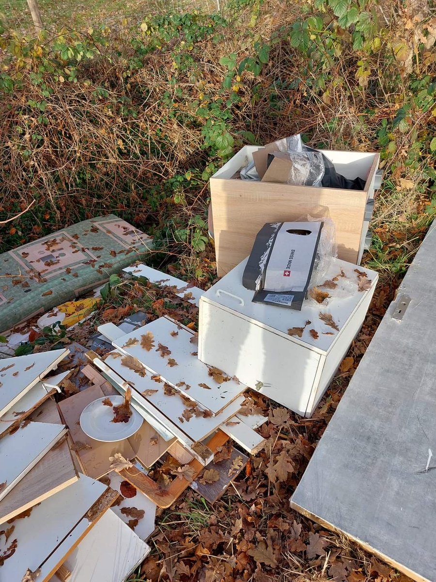 Af(ge)val(len)....
Lading in buitengebied.
Gekantelde aanhanger?
Of gewoon gedumpt..
Wie het weet mag het zeggen. 
Wil de eigenaar zich melden alstublieft?! 
Locatie: Randerpad #Diepenveen 

Iemand iets gezien? 👮🏼‍♀️🙏
#afval #buitengebied #milieu