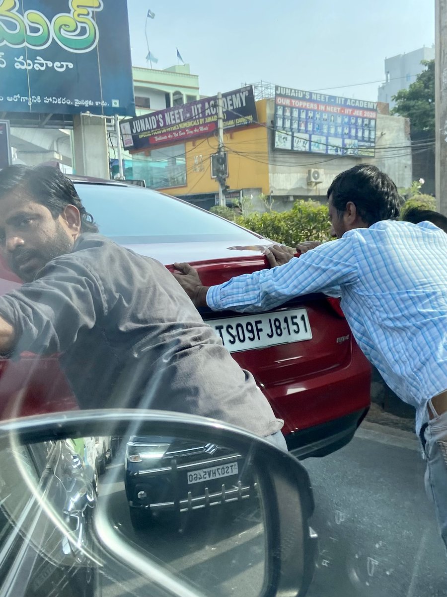 Completehari's tweet image. Life lessons: You spend a crore to buy a car … it breaks down in middle of the road.
Pictures of people pushing a #Jaguar on a busy road in Hyderabad😁😁
@JaguarIndia @MercedesBenzInd @AudiIN @autocarindiamag @bmwindia