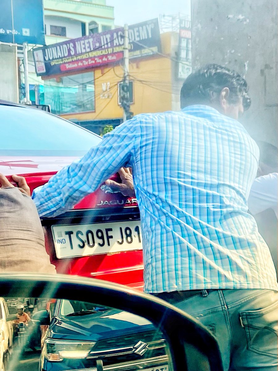 Completehari's tweet image. Life lessons: You spend a crore to buy a car … it breaks down in middle of the road.
Pictures of people pushing a #Jaguar on a busy road in Hyderabad😁😁
@JaguarIndia @MercedesBenzInd @AudiIN @autocarindiamag @bmwindia