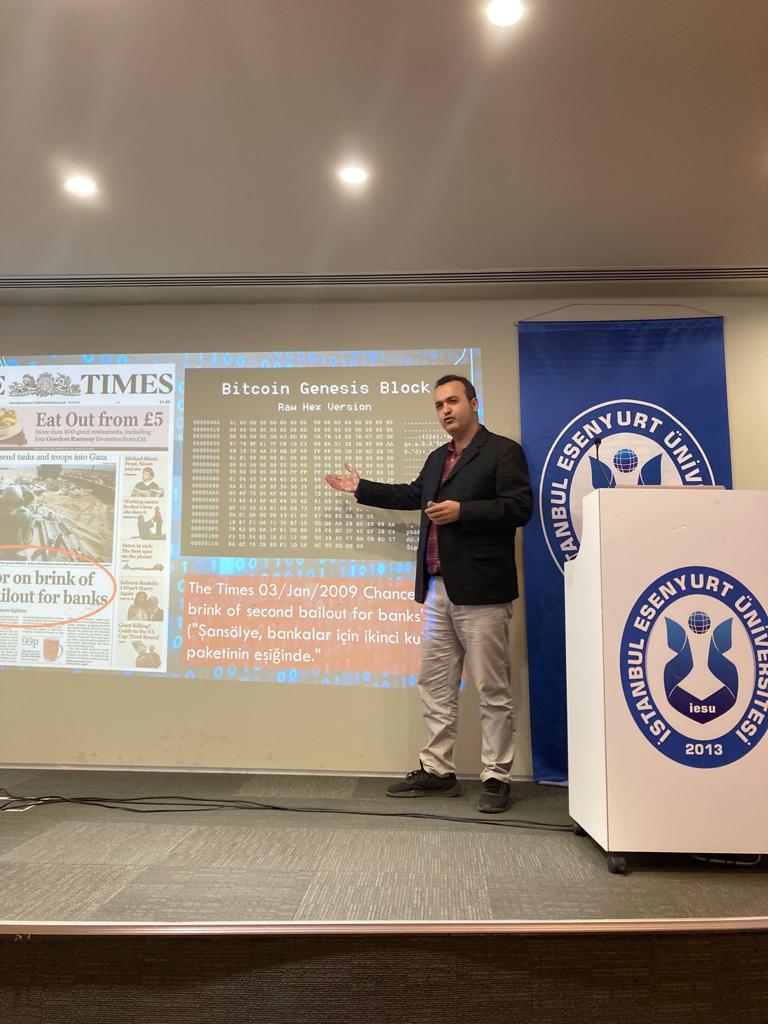 iesublockchain's tweet photo. #Blockchain kulubü yöneticilerinin düzenlediği ve  Dr. Öğr. Üyesi Engin KARAMAN hocamızın sunduğu konferansımızdan görüntüler. #Blockchain #Web3 #Teknoloji https://t.co/f4qU59BT9F