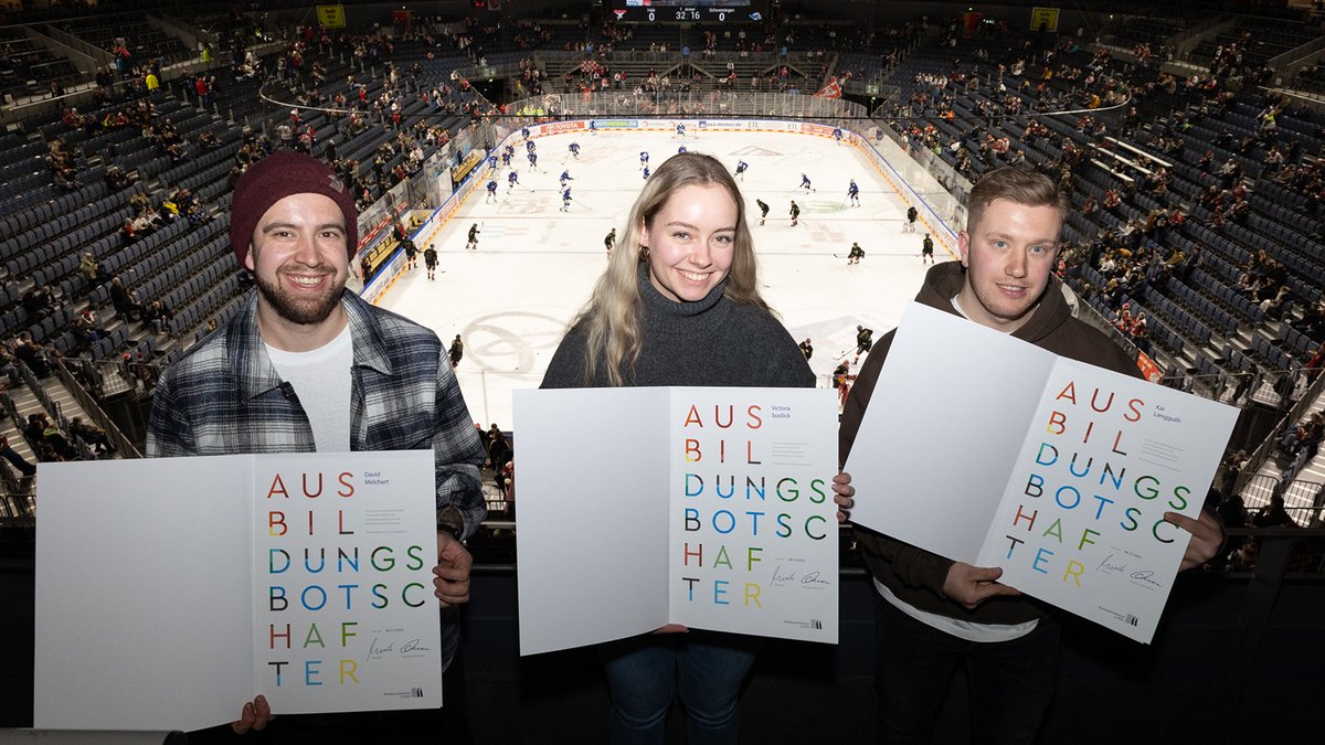 hwk_koeln's tweet photo. Große Preisverleihung @LANXESSarena: 35 Junghandwerkerinnen &amp; -handwerker wurden u.a. von HGF @GarreltDuin für ihren PLW-Erfolg auf Kammerebene geehrt. Wir gratulieren! Das Event war außerdem ein Dankeschön für den Einsatz unserer Azubibotschafter/-innen. https://t.co/rmnQ6DwTHv