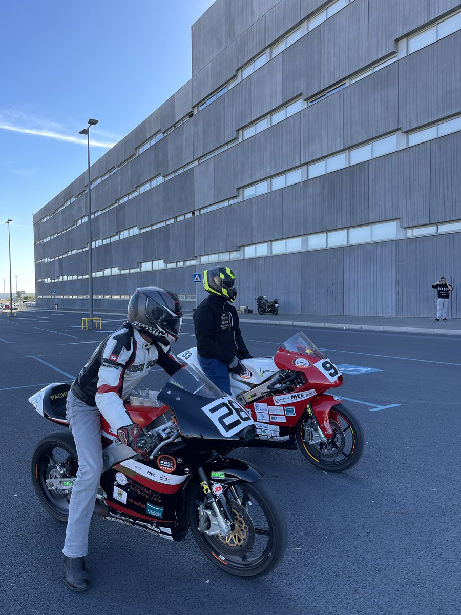 motoETSIUHU's tweet photo. Hola #Riders! Hace unos días realizamos unas #Pretandas en #UnivHuelva, preparando al equipo en los aspectos importantes que hay que tener en cuenta en los #Pits durante las carreras! Os dejamos algunas de las imágenes de la mañana #MotoETSIUHU #93 https://t.co/xWvK3nYAhL