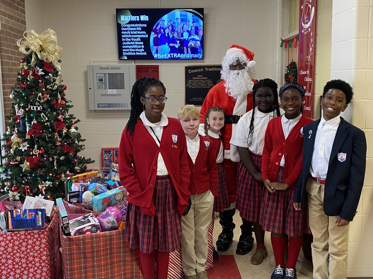 Santa’s helpers at ⁦<a href="/CouncilComets/">Council Comets</a>⁩ helped #StufftheBus with 378 toys! Thank you, Comets! #BeEXTRAordinary