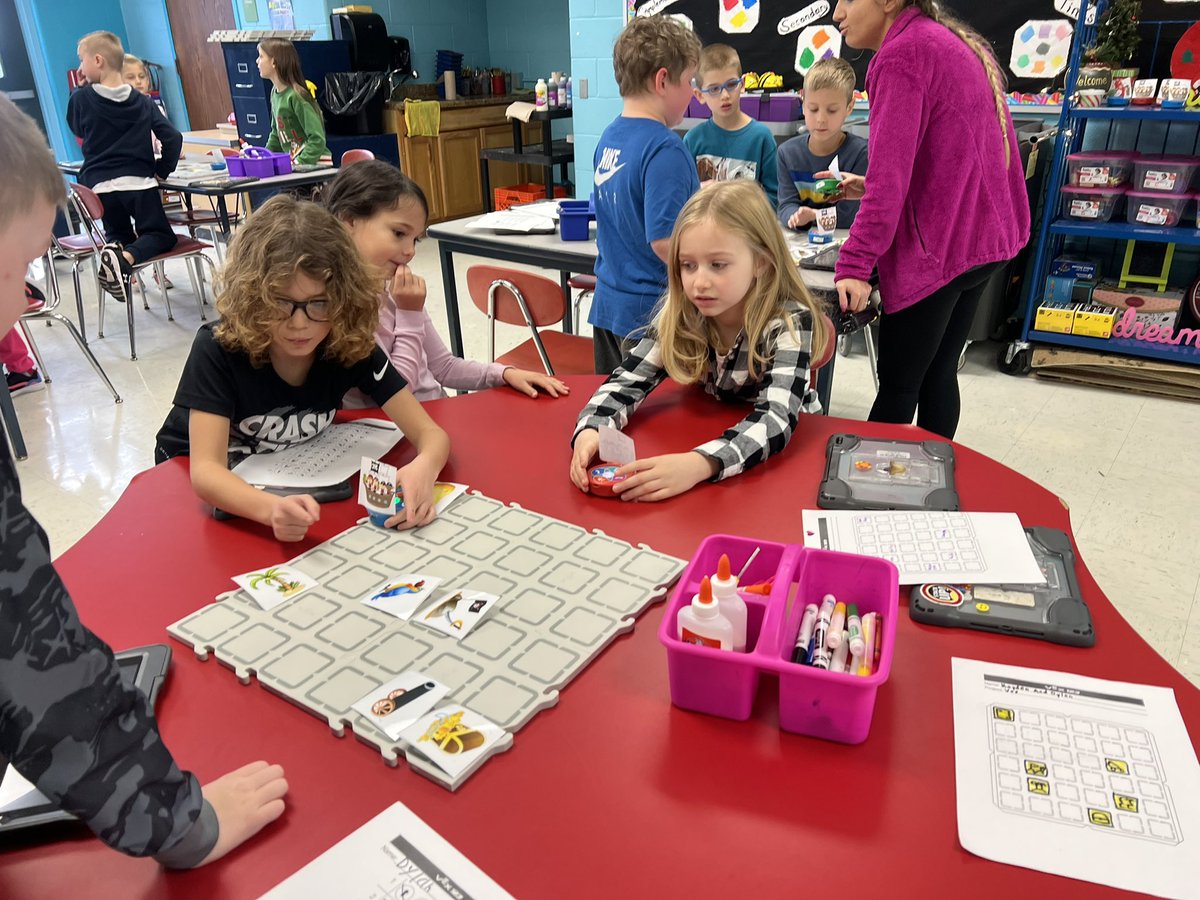 DrToddKeruskin's tweet image. Amazing to watch 2nd graders coding at Central Elementary today! #CSforALL #ComputerScienceEducationWeek