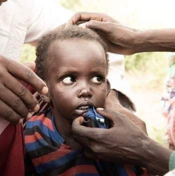 ToniNgwiri's tweet photo. This story is nothing short of a miracle.

A 4 years old boy sneaks into lion and hyena packed Tsavo East National Park. For six days and nights he innocently wanders alone, hungry and dehydrated. The community is on a rescue mission and keeps hoping to find their son. https://t.co/LFtNZiJrTJ