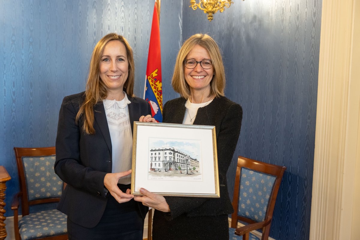 Hessischer Landtag (@landtag_hessen) on Twitter photo Im Zeichen der #Freundship: LPin <a href="/AstridWallmann/">Astrid Wallmann</a>
heute die britische Botschafterin <a href="/jillgallard/">Jill Gallard</a> im #HLT empfangen. Nach dem Eintrag ins Gästebuch bekräftigten sie die engen und guten Beziehungen zwischen Hessen und GB. Im Zeichen der #Freundship: LPin <a href="/AstridWallmann/">Astrid Wallmann</a>
heute die britische Botschafterin <a href="/jillgallard/">Jill Gallard</a> im #HLT empfangen. Nach dem Eintrag ins Gästebuch bekräftigten sie die engen und guten Beziehungen zwischen Hessen und GB.
