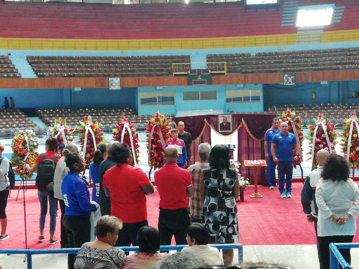 Jorge Luis Broche Lorenzo (@jlbrochelorenzo) on Twitter photo Sentido tributo al maestro Rolando Veitia, el pueblo de #LaHabana en representación de #Cuba acude a la #CiudadDeportiva para acompañar a familiares y amigos. Ofrendas florales del General de Ejército #Raúl y <a href="/DiazCanelB/">Miguel Díaz-Canel Bermúdez</a>. Sentido tributo al maestro Rolando Veitia, el pueblo de #LaHabana en representación de #Cuba acude a la #CiudadDeportiva para acompañar a familiares y amigos. Ofrendas florales del General de Ejército #Raúl y <a href="/DiazCanelB/">Miguel Díaz-Canel Bermúdez</a>.