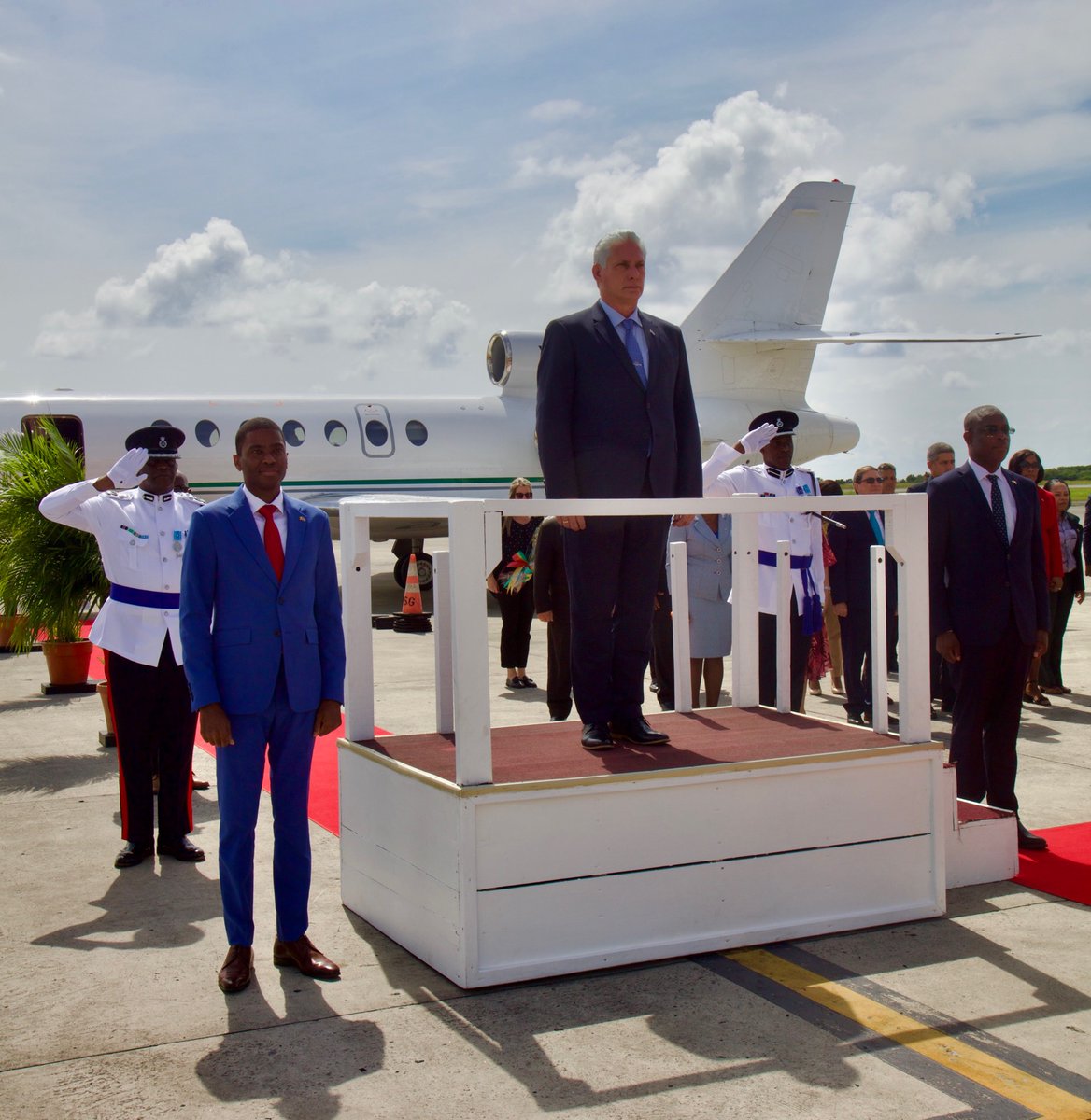🇬🇩 ❤ 🇨🇺 | El presidente <a href="/DiazCanelB/">Miguel Díaz-Canel Bermúdez</a> ya está en Granada, tercer y último punto de su gira por hermanas naciones del Caribe. 

#DíazCanelEnGranada

#SomosCaribe 🇨🇺 #Cuba