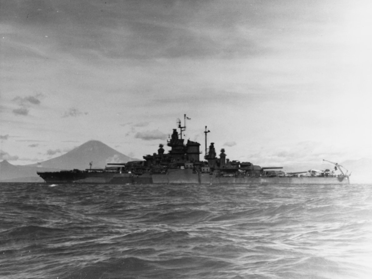 (L) USS West Virginia (BB-48) sunken and on fire on Dec 7, 1941

(R) USS West Virginia (BB-48) repaired & anchored in Tokyo Bay for Japan's formal surrender in 1945
#USNavy #PearlHarborRemembranceDay