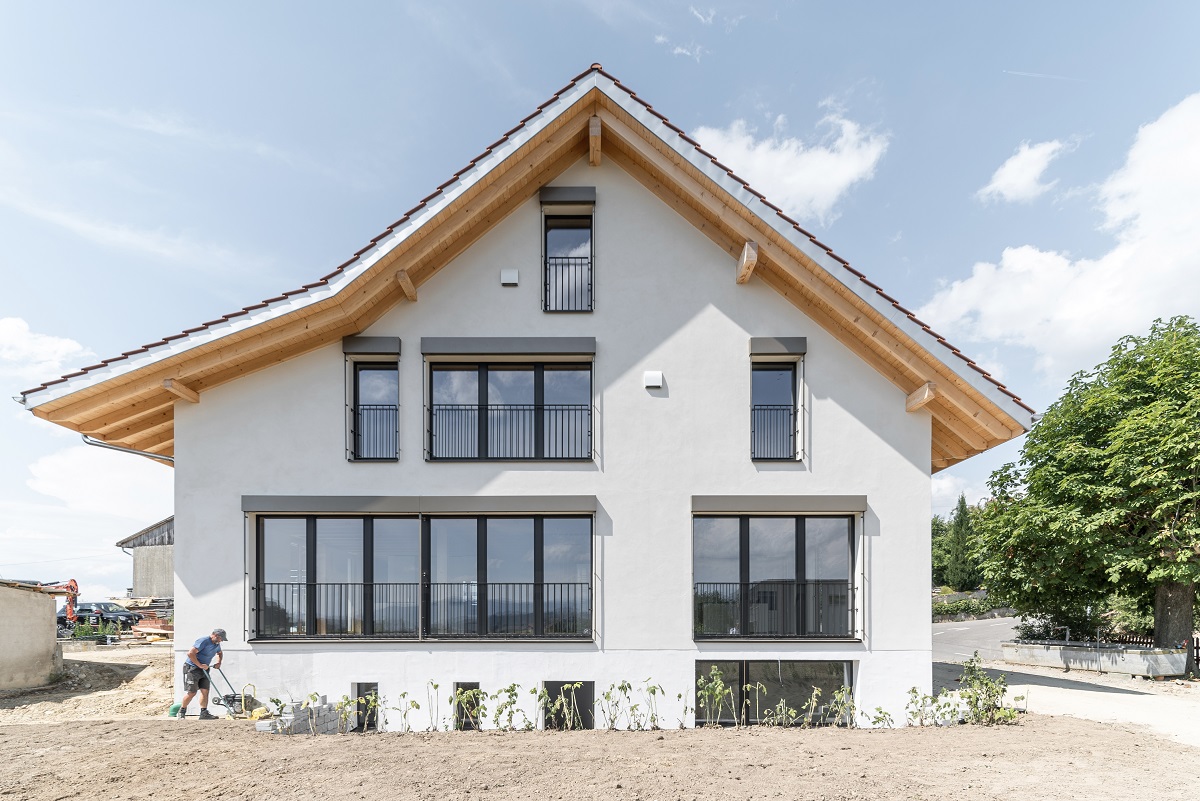 Ecococon's tweet photo. At first glance, an ordinary house. A window in the wall, however, betrays its true nature โ a truly natural straw home.๐ก
Straw, wood, sheepโs wool, jute, hemp, linen, cork and raw earth make for a healthy and sustainable dwelling.๐ฑ https://t.co/49Se156gJB