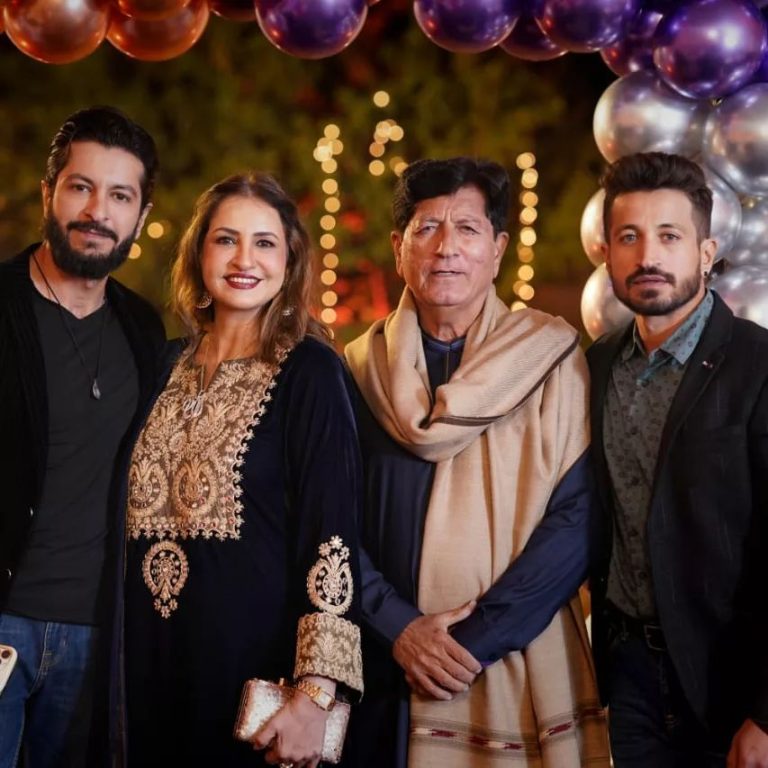 AajEntertains's tweet photo. Saba Faisal and her family while attending a wedding reception recently

#SabaFaisal #marriageevents #family #beautiful #aajent #AajEntertainment #SabRangHainAapSe https://t.co/h1vbpqnDuy
