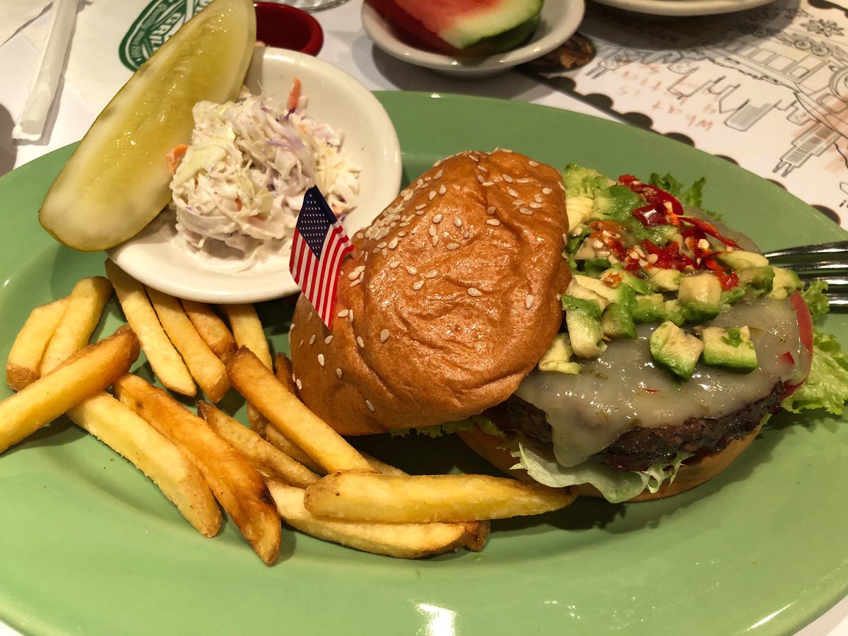 Liabobo3's tweet photo. 耳鼻科の後は、ハンバーガー🍔久々に本格的なアメリカンサイズのハンバーガー美味しかったです！帰りには色とりどりに光るスターフェリーと綺麗な夜景🌃いつの間にこんな派手に電飾されてたんだ、スターフェリー？😆
#夕食
#ハンバーガー
#danryans
#starferry
#香港生活 https://t.co/TmeA670lS0