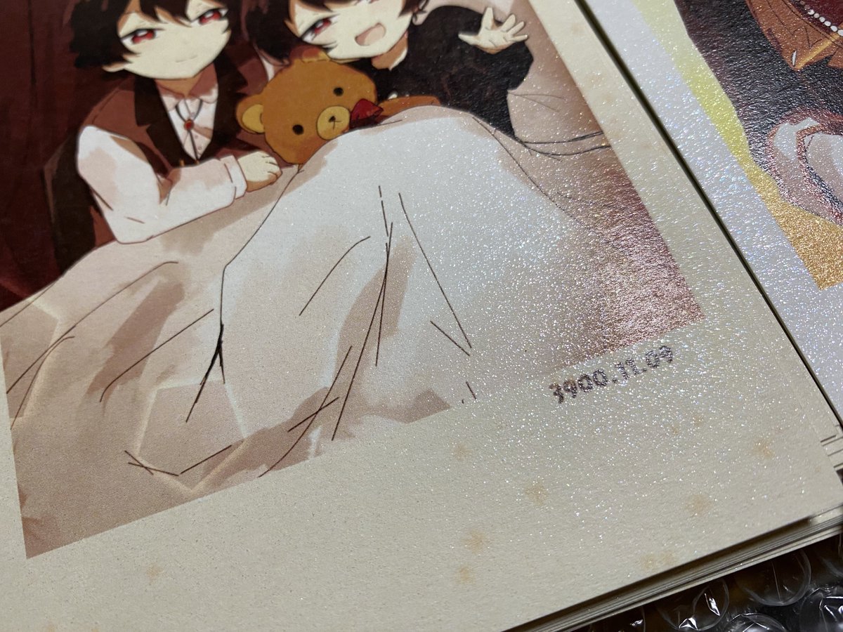 「お頼みしてたポスカ届いた〜!写真じゃわかりにくいけどキラキラしてます! 」|神猫⚰のイラスト
