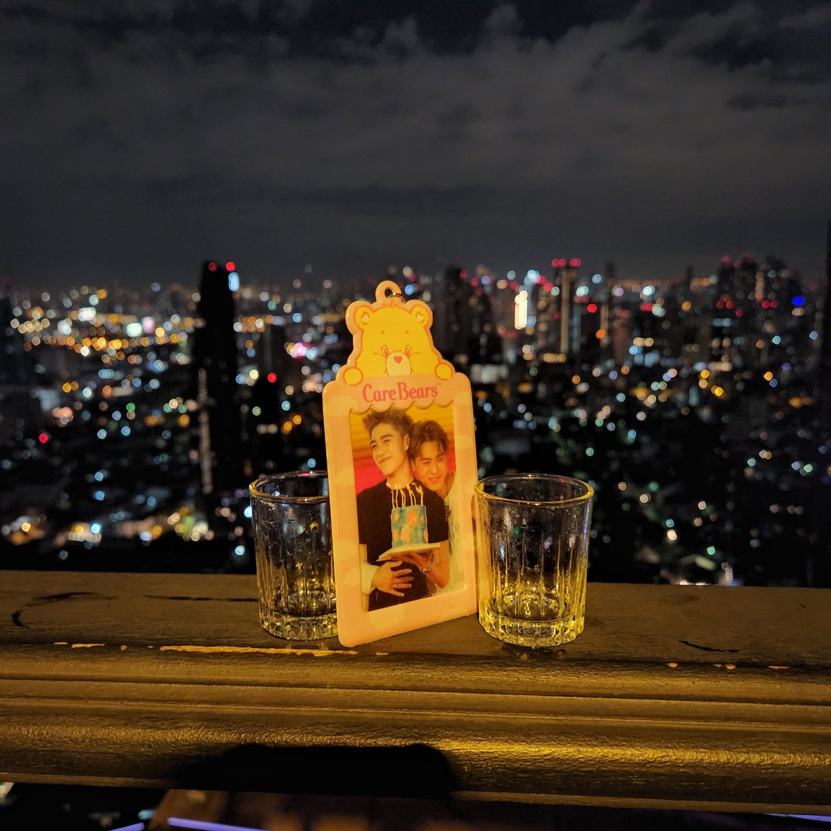 bkpp_1004's tweet photo. 방콕 핫플 티츄카 🌃 야경 너무 이뻐 😍
해파리조명 밑에서 찍는거 깜빡 😅
근데 루프탑바에 포카 무엇? 🙈
방콕에서 유일하게 찍은 예절샷?! 🤣
나 빌킨피피 좋아하네 🤭😆☺️
#TICHUCA https://t.co/El8O0yjzeB