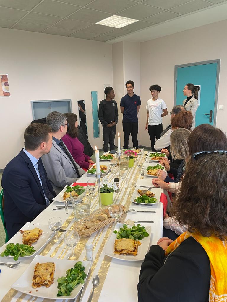 acversailles's tweet photo. #SemaineDesLycéesProfessionnels🧑‍🍳👩‍🍳
Les élèves du champ professionnel « Hygiène – Alimentation – Services » du collège Marcel Pagnol de Saint-Ouen-l'Aumône (95) étaient à l’honneur ce lundi, lors d’un repas italien partagé avec @OlivierWambecke, DASEN du Val-d’Oise. Bravo à eux ! https://t.co/7ZHSymhCmS