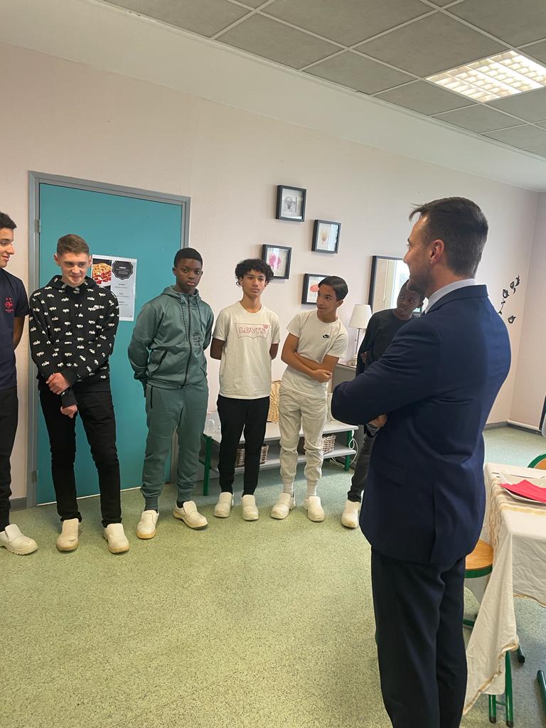 acversailles's tweet photo. #SemaineDesLycéesProfessionnels🧑‍🍳👩‍🍳
Les élèves du champ professionnel « Hygiène – Alimentation – Services » du collège Marcel Pagnol de Saint-Ouen-l'Aumône (95) étaient à l’honneur ce lundi, lors d’un repas italien partagé avec @OlivierWambecke, DASEN du Val-d’Oise. Bravo à eux ! https://t.co/7ZHSymhCmS