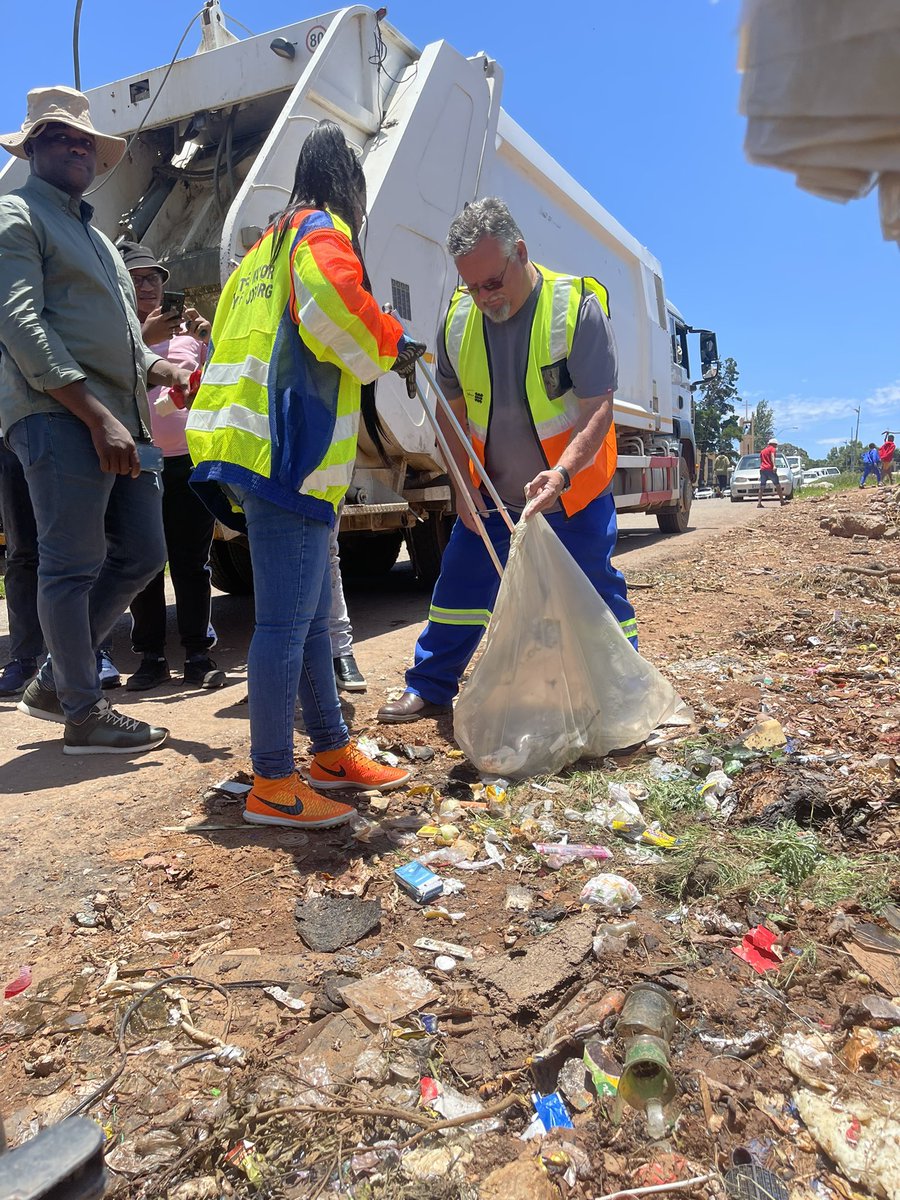 CrumRegionB's tweet photo. The Executive Mayor @mphophalatse1 assisted with litter picking while @JoburgParksZoo cut the grass at Slovo Park #GoldenConnection #TheGoldenRepair @CityofJoburgZA @txmendrew1 @LeahK28 https://t.co/3VixZUVayl