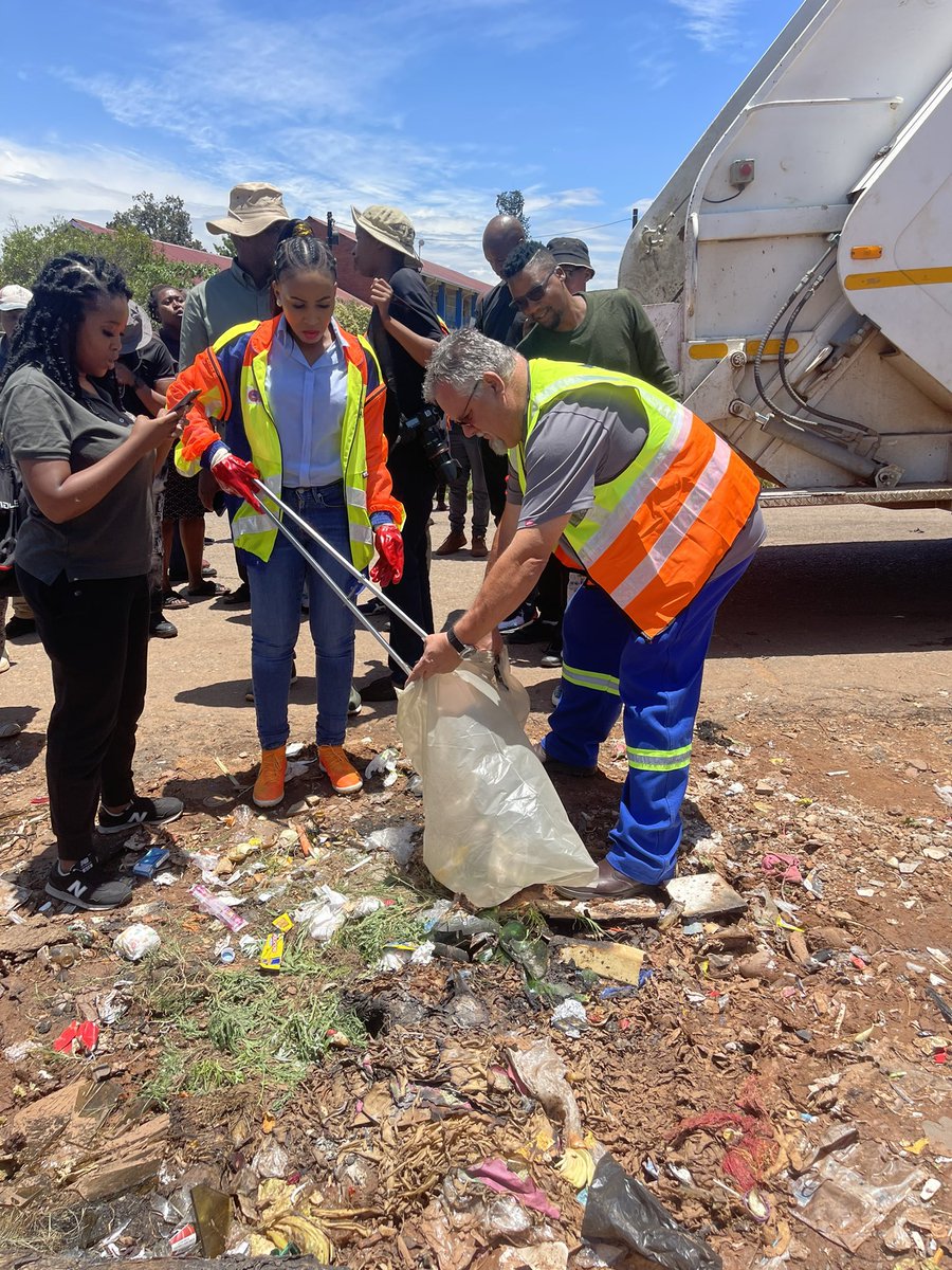 CrumRegionB's tweet photo. The Executive Mayor @mphophalatse1 assisted with litter picking while @JoburgParksZoo cut the grass at Slovo Park #GoldenConnection #TheGoldenRepair @CityofJoburgZA @txmendrew1 @LeahK28 https://t.co/3VixZUVayl