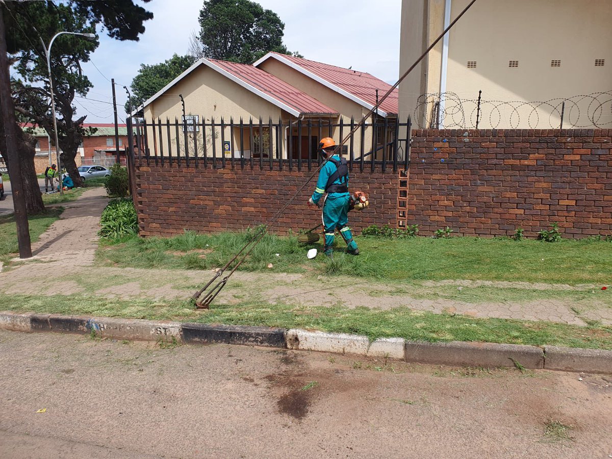 CrumRegionB's tweet photo. The Executive Mayor @mphophalatse1 assisted with litter picking while @JoburgParksZoo cut the grass at Slovo Park #GoldenConnection #TheGoldenRepair @CityofJoburgZA @txmendrew1 @LeahK28 https://t.co/3VixZUVayl