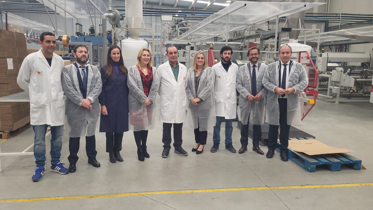 marifrangr's tweet photo. Hoy, con @CarolinaEspanaR, he visitado la empresa Envases #Ureña (#Atarfe), que lleva 70 años creando riqueza y empleo en #Granada, y es referente en #economíacircular.
En @FomentoAND invertimos en infraestructuras para facilitar la labor empresarial con la #LISTA o el #PITMA. https://t.co/I7AJveY7q1