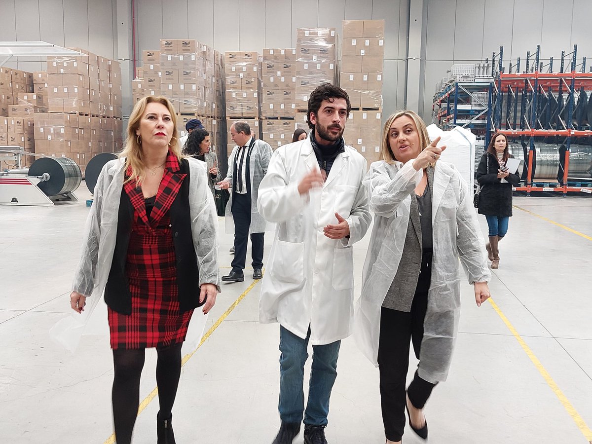 marifrangr's tweet photo. Hoy, con @CarolinaEspanaR, he visitado la empresa Envases #Ureña (#Atarfe), que lleva 70 años creando riqueza y empleo en #Granada, y es referente en #economíacircular.
En @FomentoAND invertimos en infraestructuras para facilitar la labor empresarial con la #LISTA o el #PITMA. https://t.co/I7AJveY7q1
