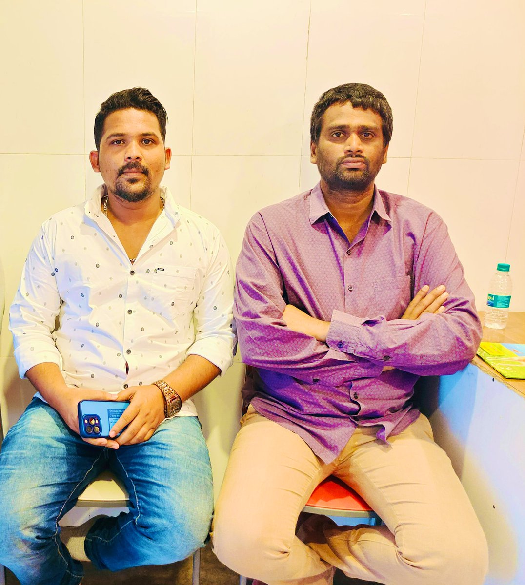 iamrahman_offl's tweet photo. Met #HVinoth Sir Today. Captain Of #Thunivu Movie..🤠

MOVIE WILL HAVE EVERYTHING AS FANS EXPECTED..!! 💥 

Calm and Great Person..Talking Everything from his heart.🤍

" CHILLACHILLA STORM IN 2 DAYS "

 #AjithKumar https://t.co/qYKrgsVJZP