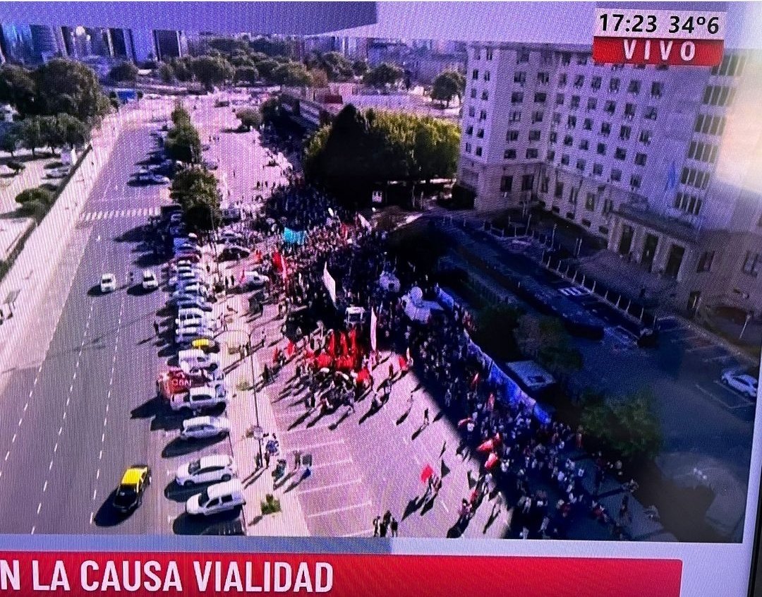 En una tráfic entran todos. Están terminados Cuervo vigilante

"El pueblo que la ama" 👇