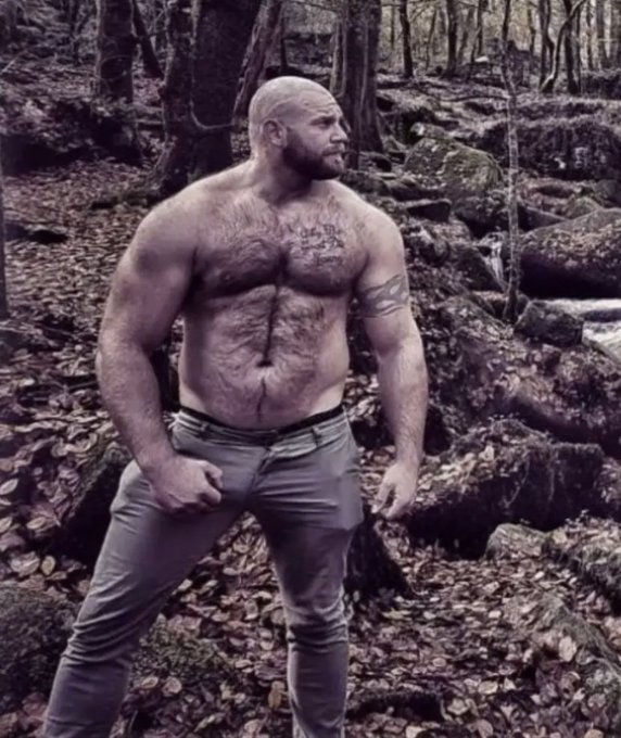 2 pic. If you go into the woods today, you’re sure a big surprise..!! 🐻🍆

#gaybearsofinstagram #gaybearded