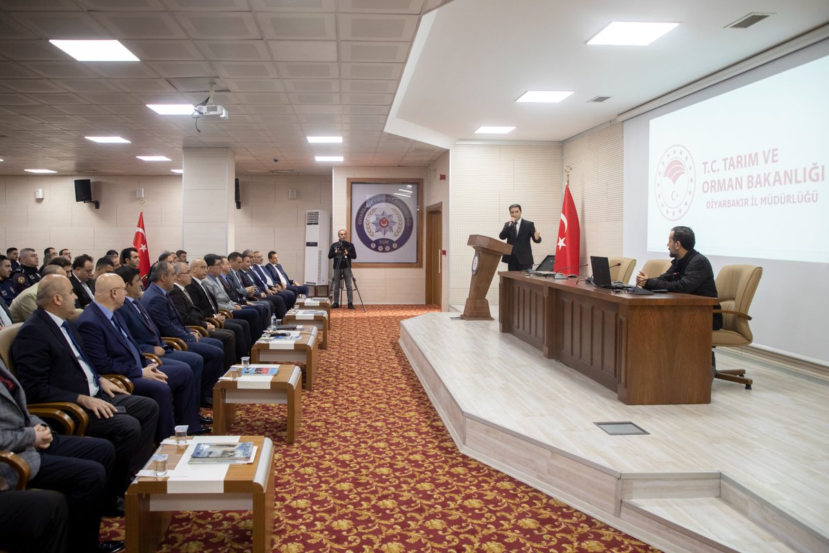 İl Emniyet Müdürümüz Sn. Fatih KAYA'nın katılımlarıyla,

Diyarbakır il Tarım Orman Müdürü Sn. Mustafa Ertan ATALAR tarafından 

"Tarımda Diyarbakır'ın önemi ve geliştirilen projeler" 

hakkında birim amirlerine bilgilendirme semineri düzenlendi.