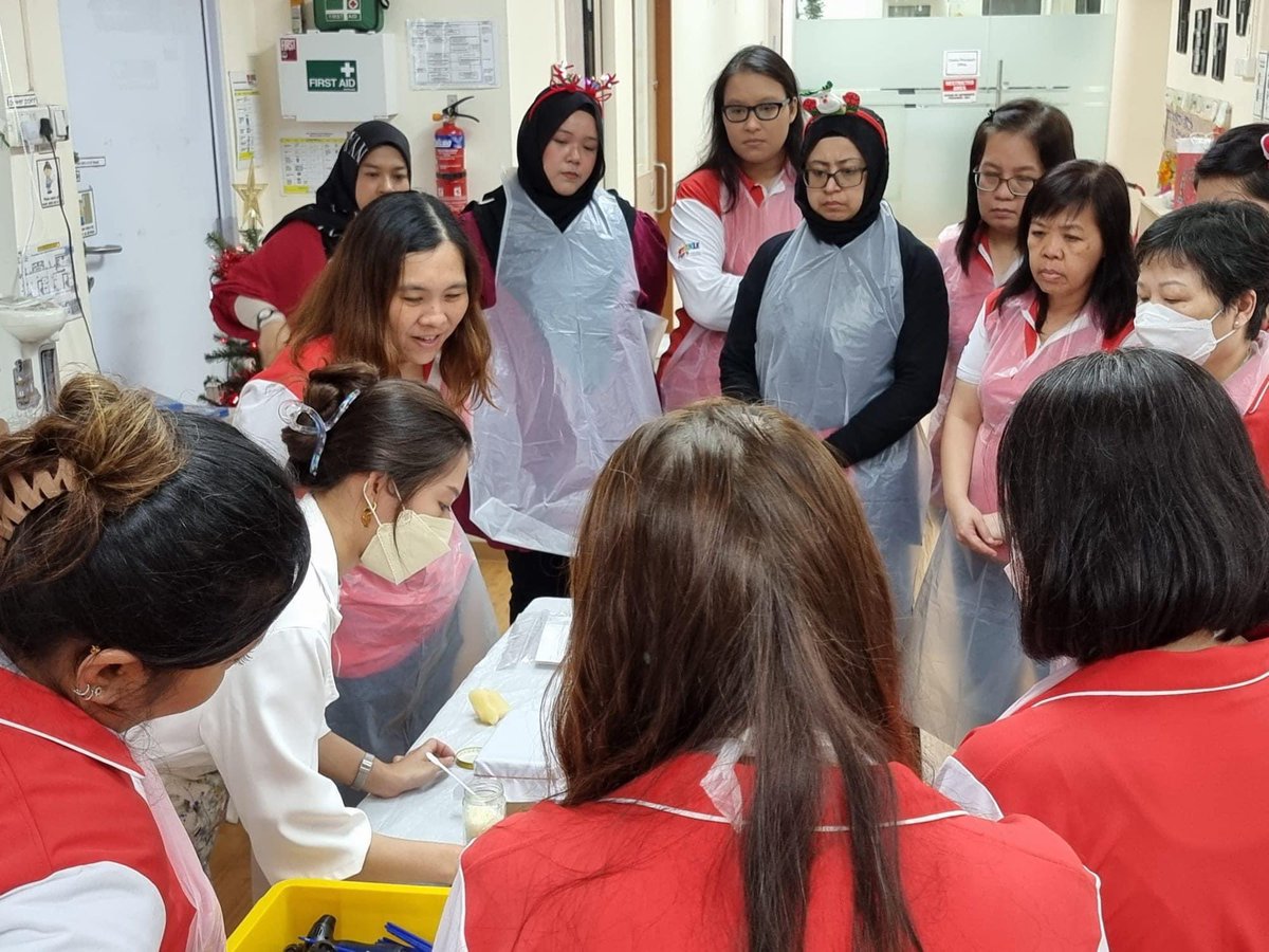 ArtisanHan's tweet image. Our participants get to experience how traditional batik painting works! Check out their works 😍 #artisanhanssg #sgworkshop #onsiteworkshops #singapore #sgevents #traditionalbatikpainting #fun