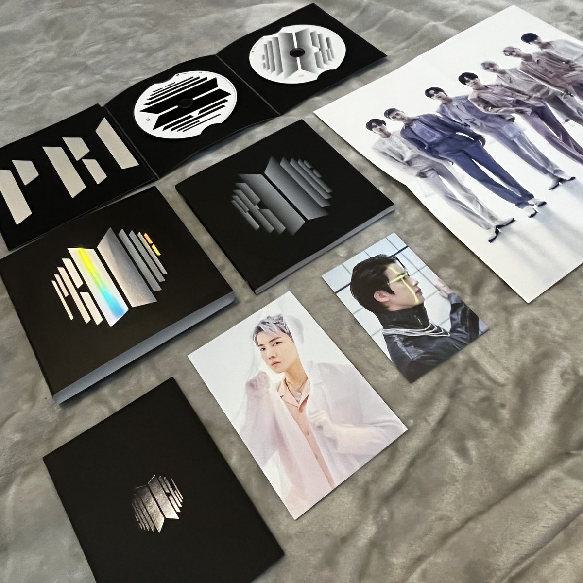 moonjincart's tweet photo. 🍎wts lfb lf bts ph 🇵🇭

☽ PROOF COMPACT EDITION with Hobi and jin random postcard 
☽ Onhand 
💸700

☽ DOP: flexi
☽ prio PAYO

〰️dm me or comment “mine”

🏷️proof compact edition rm jin suga hobi jimin taehyung jungkook help rt retweet https://t.co/1ClkY7NpFJ