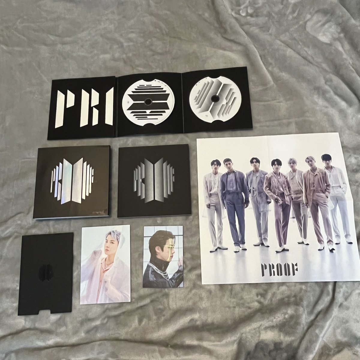 moonjincart's tweet photo. 🍎wts lfb lf bts ph 🇵🇭

☽ PROOF COMPACT EDITION with Hobi and jin random postcard 
☽ Onhand 
💸700

☽ DOP: flexi
☽ prio PAYO

〰️dm me or comment “mine”

🏷️proof compact edition rm jin suga hobi jimin taehyung jungkook help rt retweet https://t.co/1ClkY7NpFJ