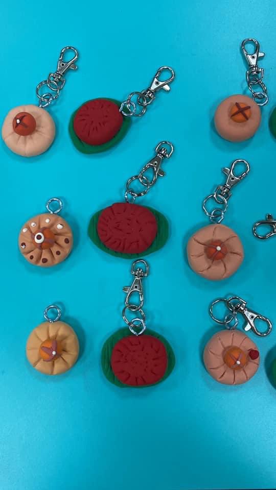 ArtisanHan's tweet image. Keeping the traditional culture on local snacks alive! Everyone had fun making their own air dry kueh keychain 
#workshop #artevent #onsiteworkshops #airdryclay #airdryclaycreation #singapore #sgworkshop #sgevents #familybonding #kids #fun #simple #keychain